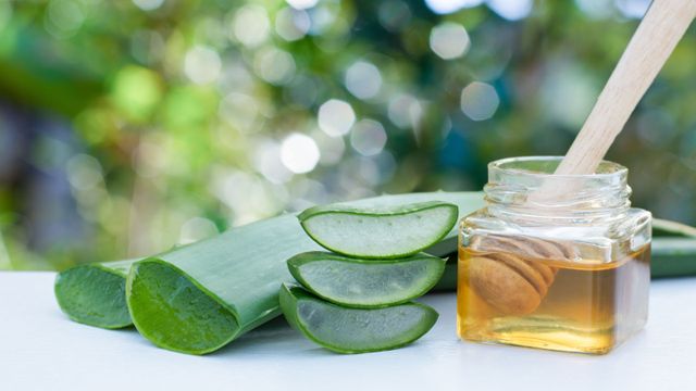 Para qué sirve mezclar miel y aloe vera.