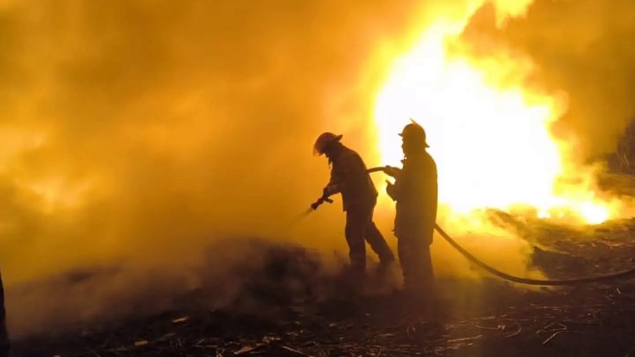 Bomberos evitaron que el incendio en un basural alcanzara una casa