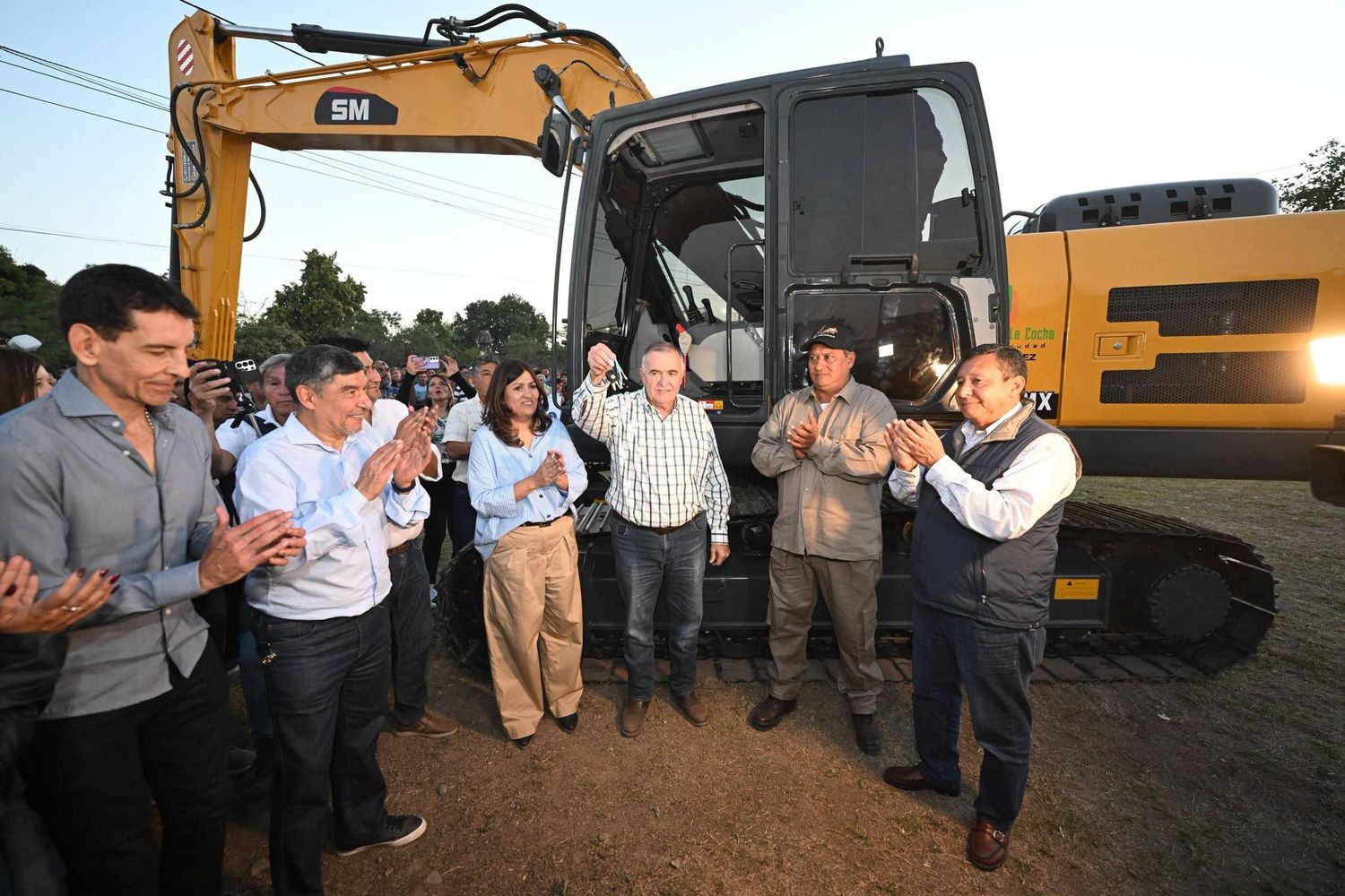 El Gobernador visitó La Cocha para supervisar obras hídricas, entrega de maquinaria y pavimentación.