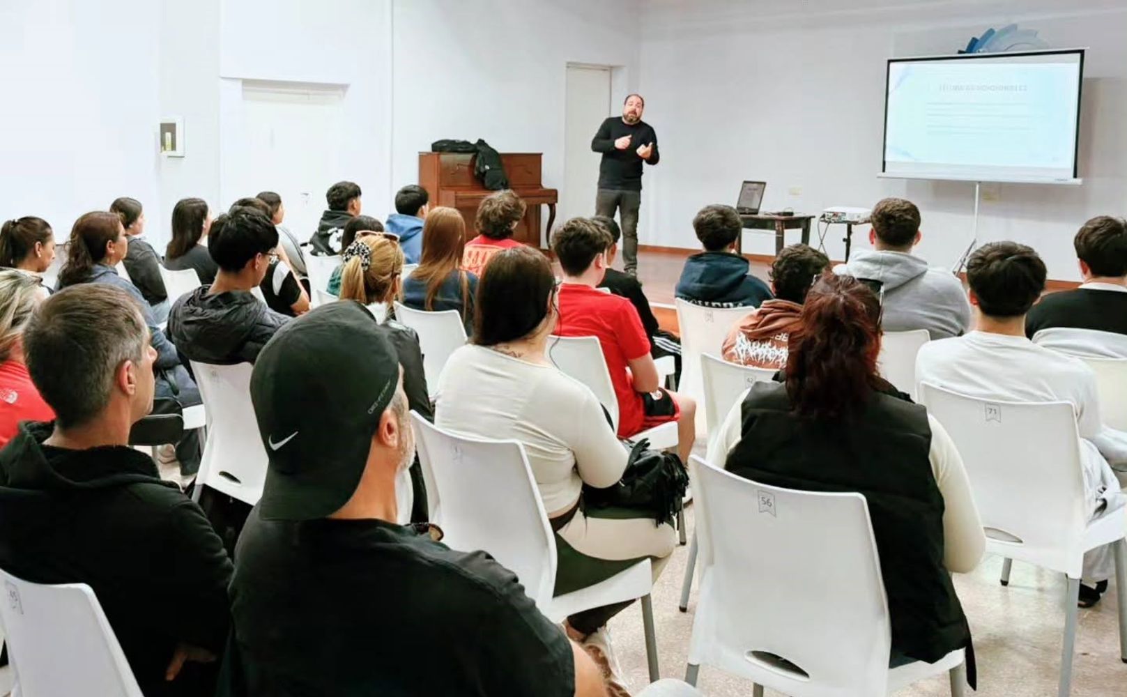Jóvenes de Arroyito se capacitan junto con el Municipio para obtener su primera licencia de conducir