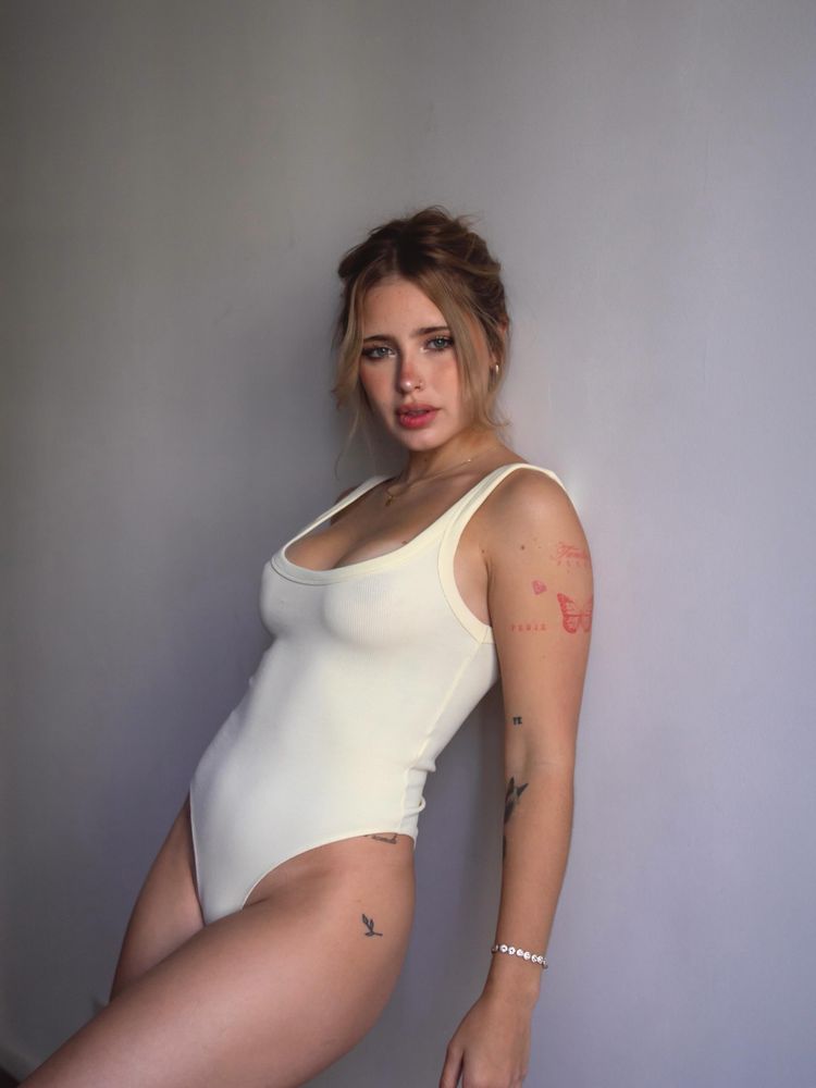 Body minimalista y look natural: Coti Romero presumió su nueva figura y arrasó con una audaz producción de fotos