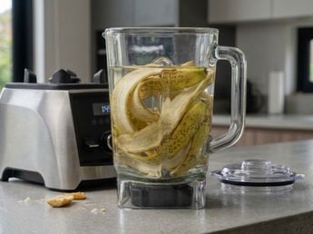 Licuar cáscaras de babanas con agua: por qué se popularizó este método y qué beneficios aporta realmente
