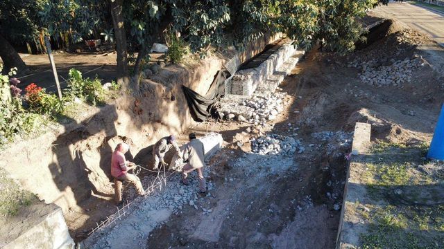 El Gobernador visitó La Cocha para supervisar obras hídricas, entrega de maquinaria y pavimentación.