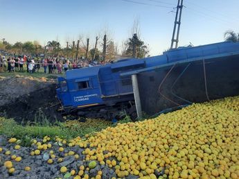 Un tren descarriló al chocar contra un camión de limones en Simoca