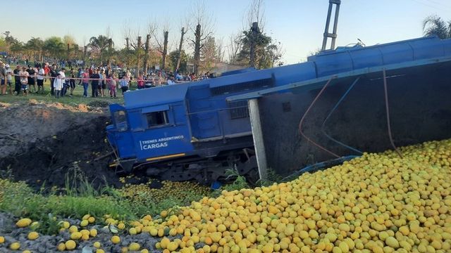 El choque en el cruce ferroviario provocó el corte del tránsito mientras trabajan los equipos de emergencia.