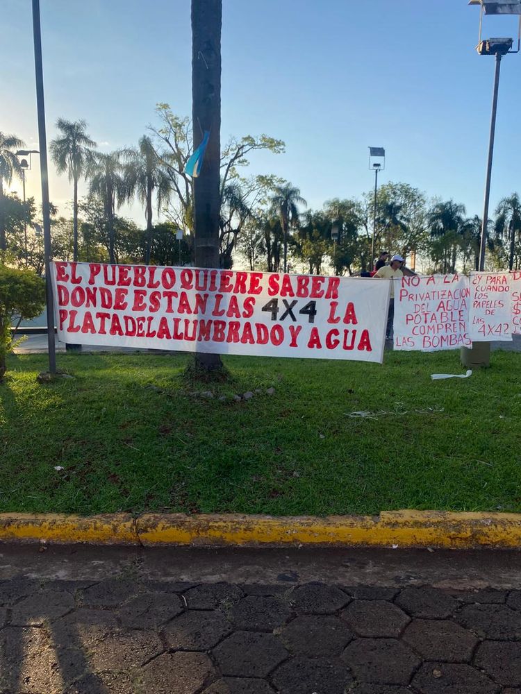 Vecinos se autoconvocaron en un acampe frente al edificio municipal reclamando respuestas.