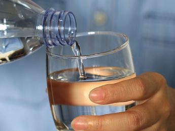 Beber más agua cada día: un pequeño hábito que ayuda a cuidar cuerpo y mente