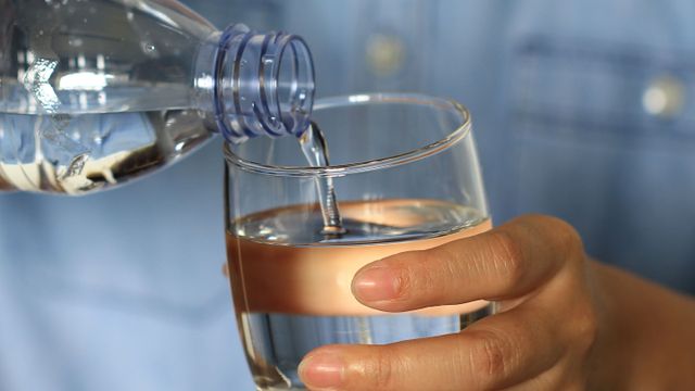 Los beneficios de tomar agua a diario.
