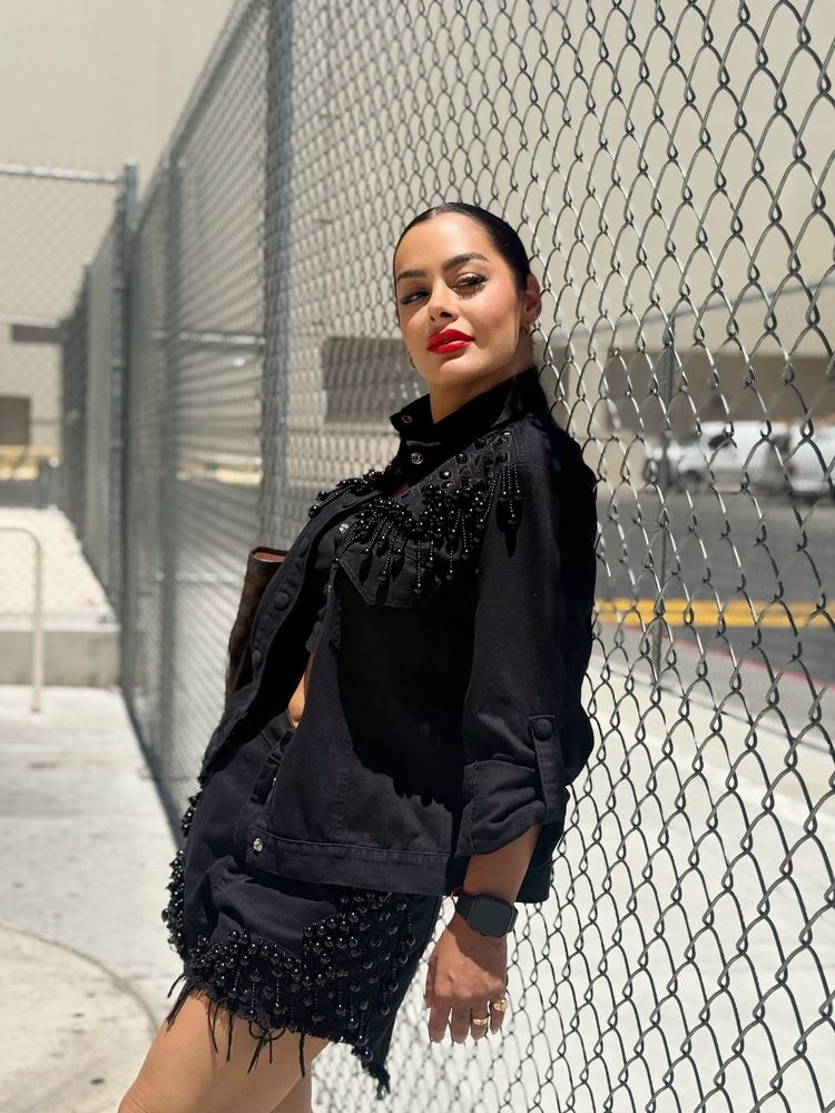 Desde Las Vegas, Larissa Riquelme arrasó con un look urbano "dark glam": denim intervenido y mucho estilo