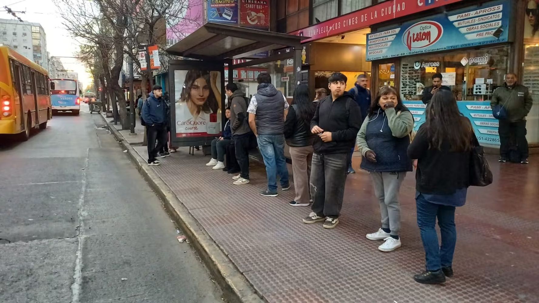 Usuarios afectados en Córdoba por el paro de transporte.