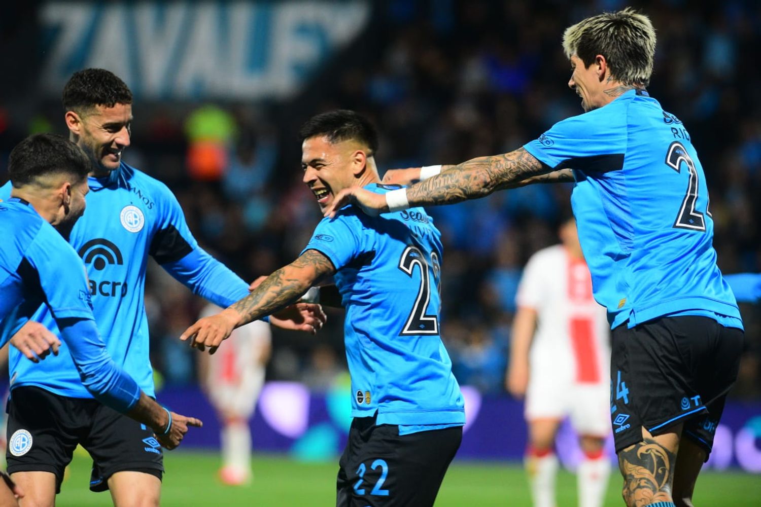 El festejo de "Uvita" Fernández por un gran gol de Belgrano. 