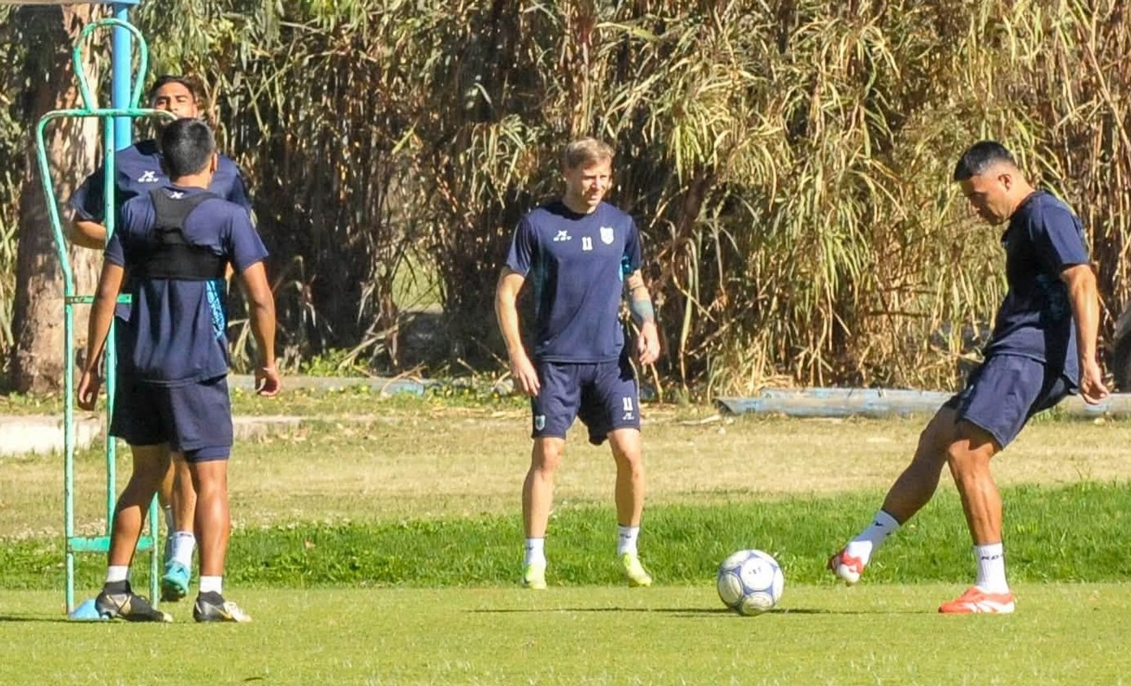 El domingo próximo "vamos a ir a buscar esos tres puntos que nos acerquen otra vez a la punta", prometió Cristian "Polaco" Menéndez en el transcurso de las prácticas de cara al encuentro frente a Almagro.