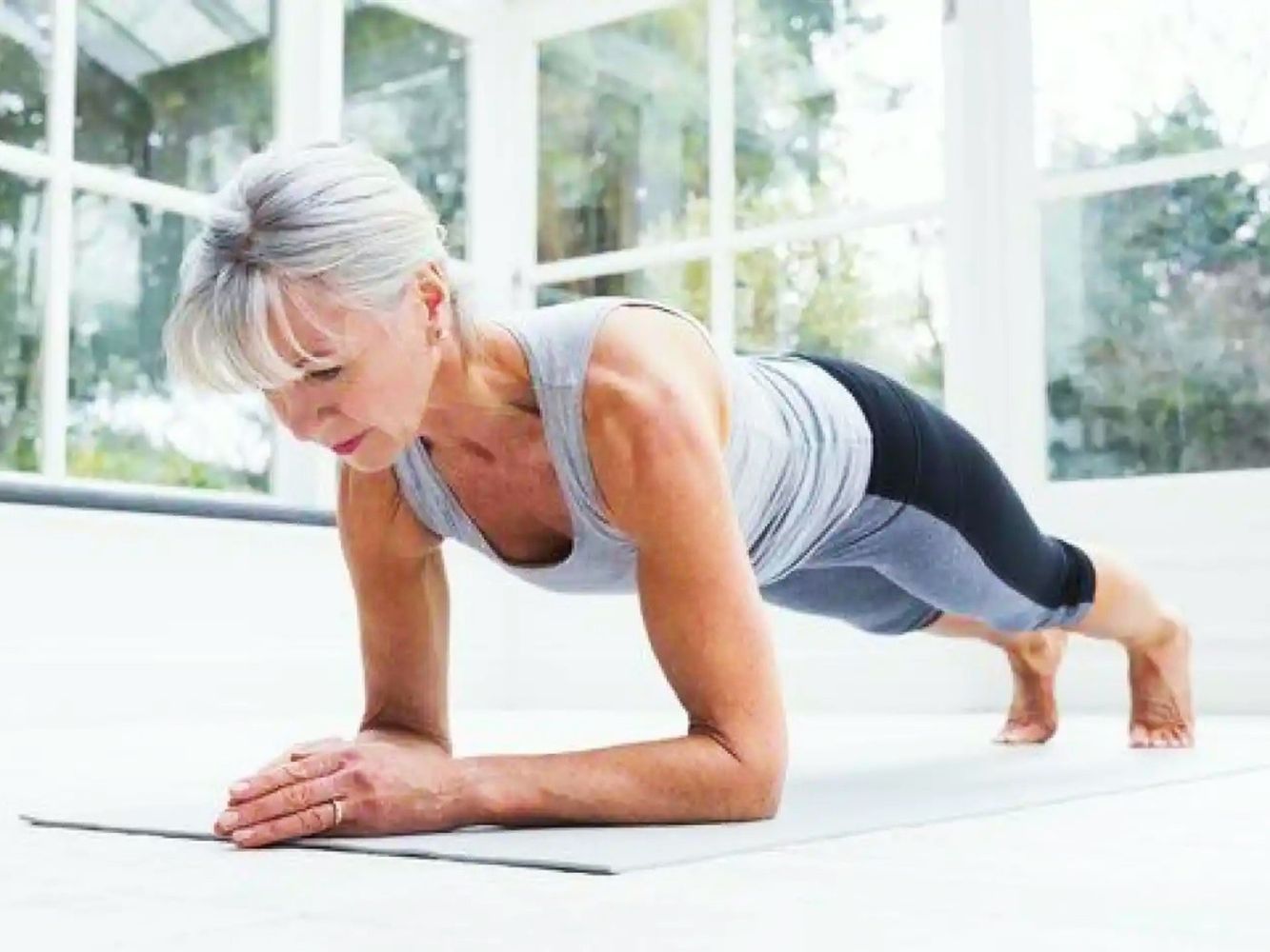 Los expertos en salud coinciden: "Ni nadar ni caminar, a partir de los 50 años es necesario hacer pesas y trabajar la musculación"