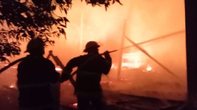Panambí: un incendio destruyó por completo la ex Bailanta Tropical y buscan determinar su origen.