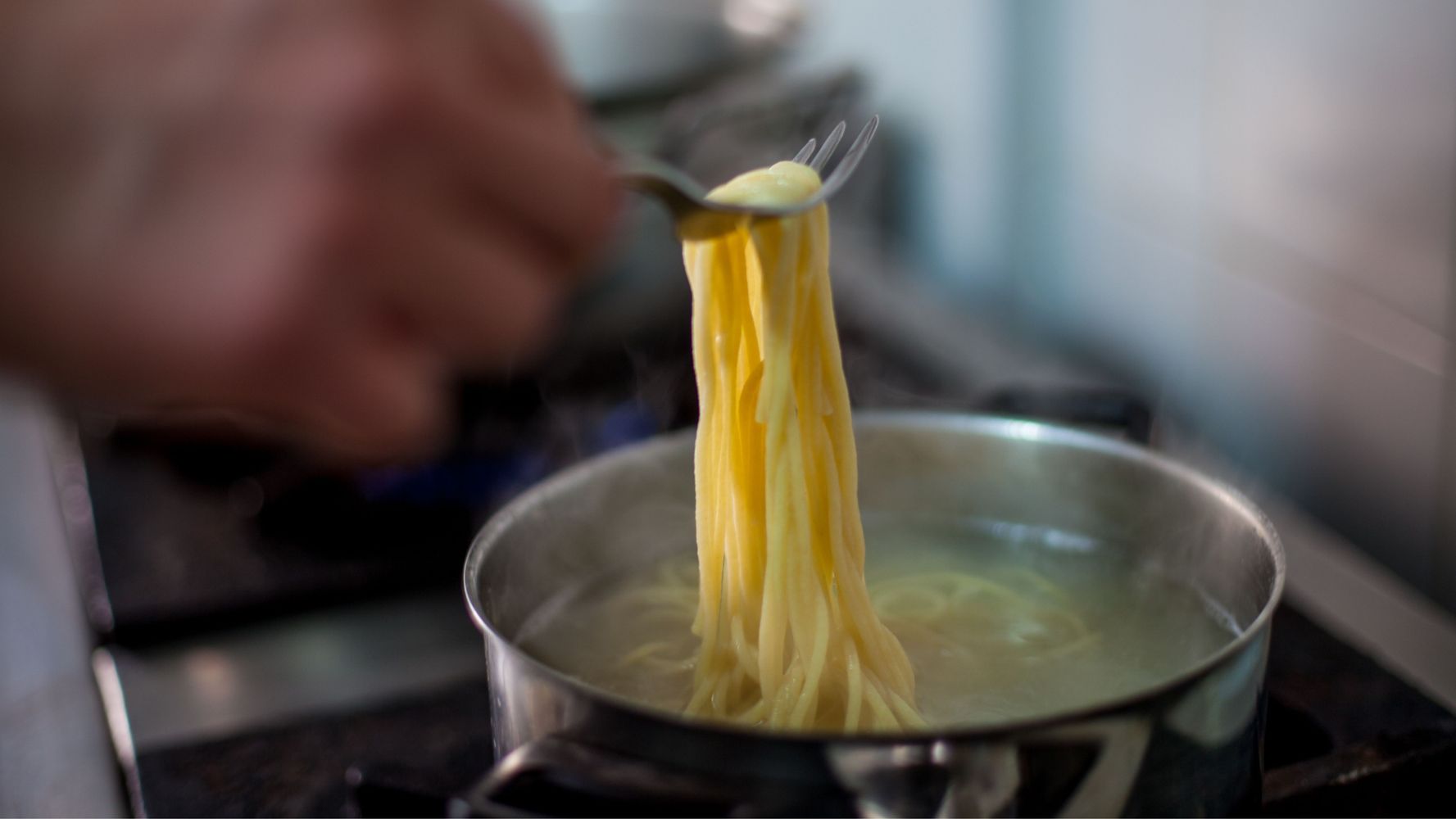 El truco del agua de cocción de los fideos.