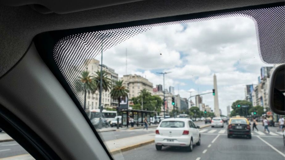 Casi nadie lo sabe: para qué sirven los puntos negros del parabrisas y por qué no deberías ignorarlos