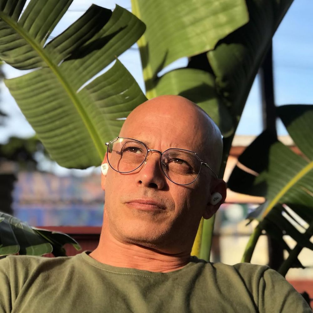 A sus 51 años, el actor continúa vinculado al mundo de la actuación.