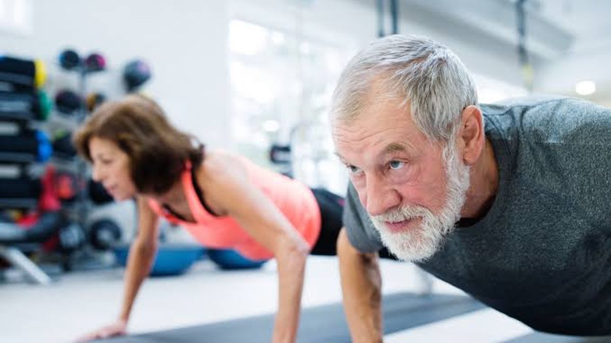 Los expertos en salud coinciden: "Ni nadar ni caminar, a partir de los 50 años es necesario hacer pesas y trabajar la musculación"