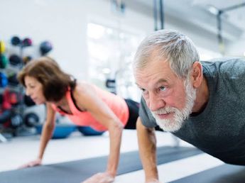 Los expertos en salud coinciden: "Ni nadar ni caminar, a partir de los 50 años es necesario hacer pesas y trabajar la musculación"