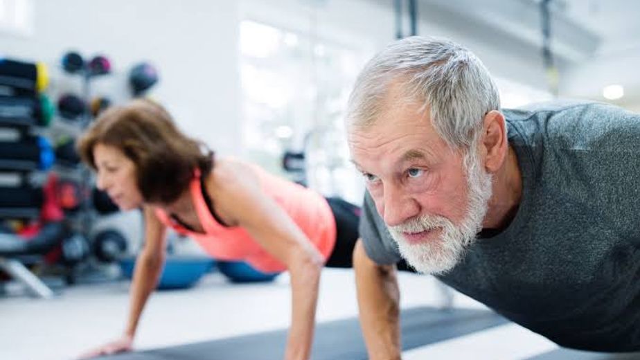 Los expertos en salud coinciden: "Ni nadar ni caminar, a partir de los 50 años es necesario hacer pesas y trabajar la musculación"