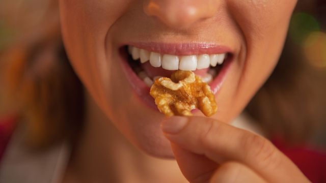 Cuál es la cantidad de nueces que se recomienda comer por día.