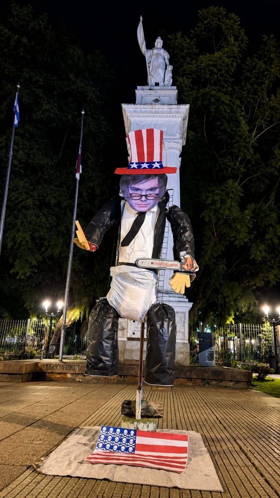 Posadas: protesta contra Milei terminó con la quema de un muñeco en la plaza 9 de Julio.