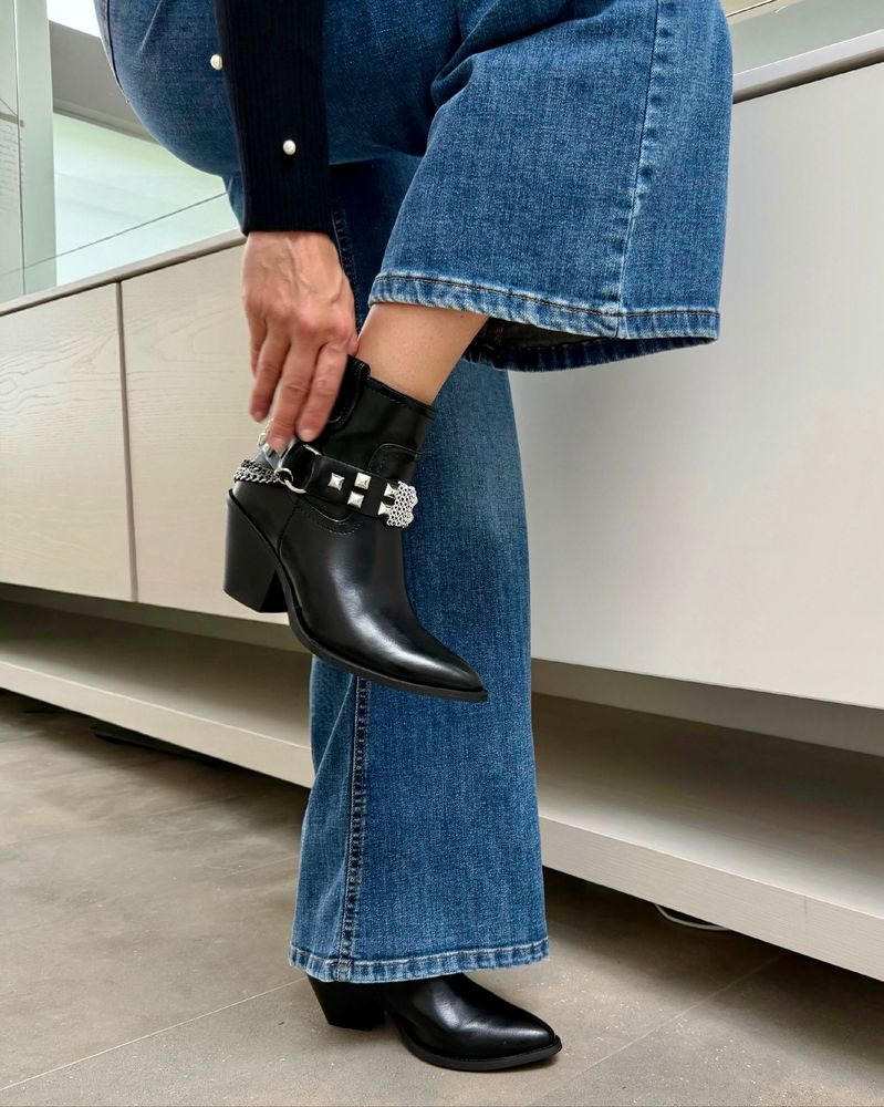 Jean "oxford", calzado "western" y escote en V: Luisana Lopilato se sumó a la tendencia de la temporada y dio cátedra de estilo