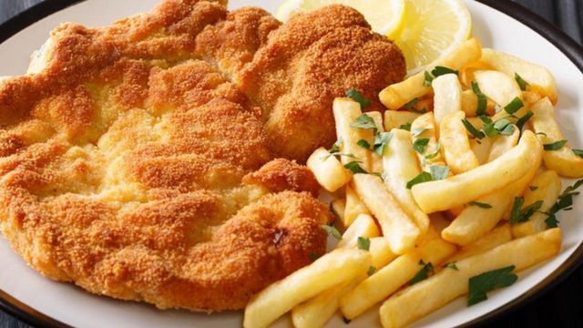 El truco del chorrito de vinagre en las milanesas: por qué lo usan los restaurantes y cómo aplicarlo bien