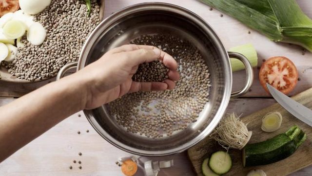 Los cocineros coinciden: "Echar sal antes de la cocción a las lentejas es un error; siempre al final para que no se endurezcan"