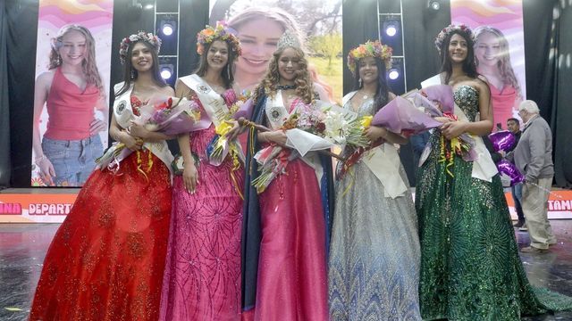 Victoria Dietz (al centro) del colegio Nacional N°1 “Domingo Faustino Sarmiento, es la nueva representante del departamento Palpalá y se suma a la lista de candidatas que participará en la elección provincial a realizarse el lunes 21 de septiembre en Ciudad Cultural.
