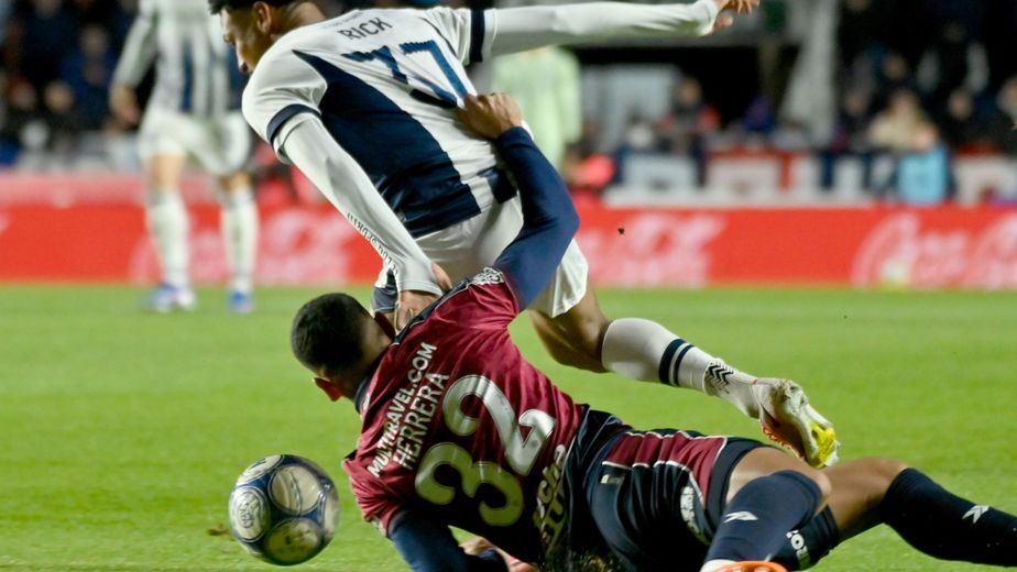 Talleres, en el debut de Omar De Felippe, perdió ante San Lorenzo y terminó con uno menos