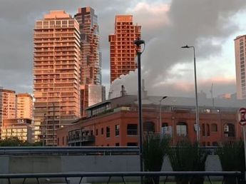 Un feroz incendio se desató en un restaurante de Puerto Madero y 50 personas fueron evacuadas
