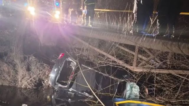 Tragedia en Río Negro. Encontraron el cuerpo del niño que había caido a un canal de riego en el auto en el que viajaba con sus padres.