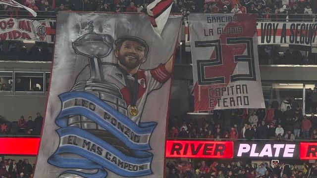 Las banderas y aplausos para Leo Ponzio, en su primer partido como DT de River en el Monumental.