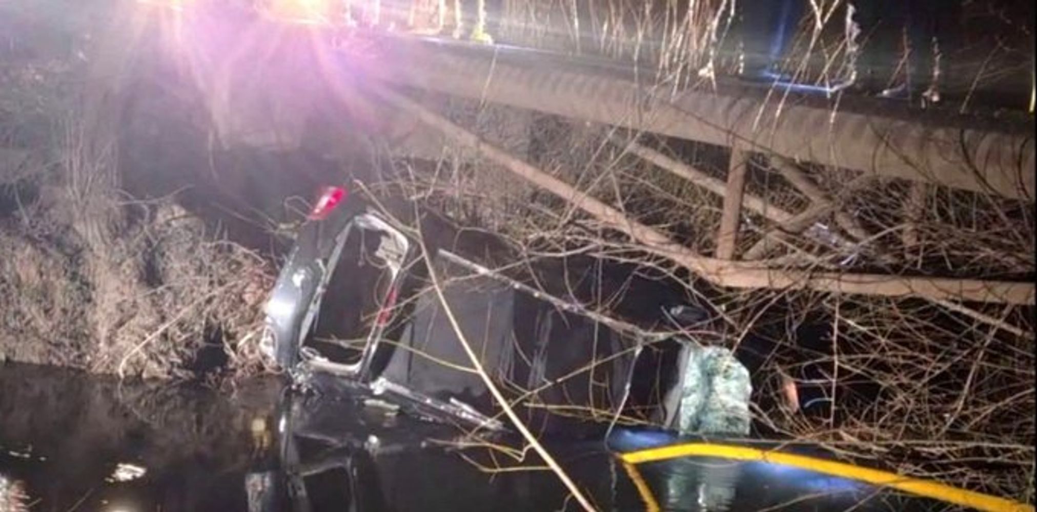 Tragedia en Río Negro. Encontraron el cuerpo del niño que había caido a un canal de riego en el auto en el que viajaba con sus padres.
