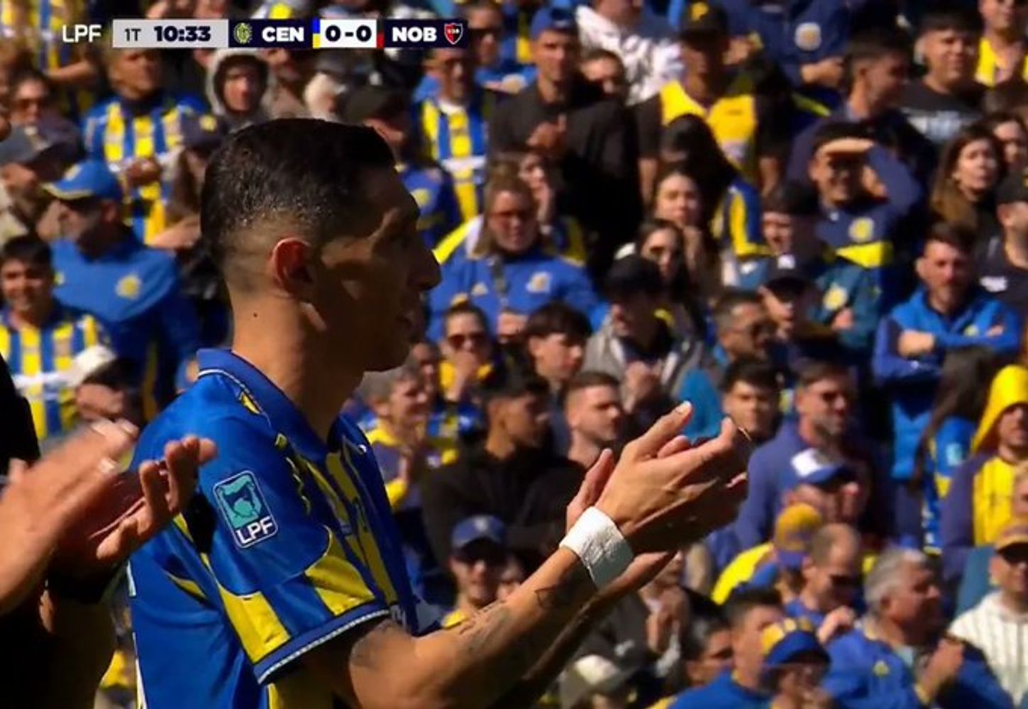 Ángel Di María, en un homenaje repartido para Lionel Messi en el clásico rosarino.