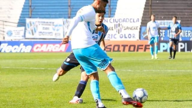 Gimnasia y Esgrima de Jujuy venció 2 a 1 a Almagro en el estadio "Tres de Febrero" con goles de Joaquín Varela en el primer tiempo y Francisco Molina en el complemento, sumando tres puntos que lo mantienen en la pelea por el liderazgo de la Zona B de la Primera Nacional 2026.