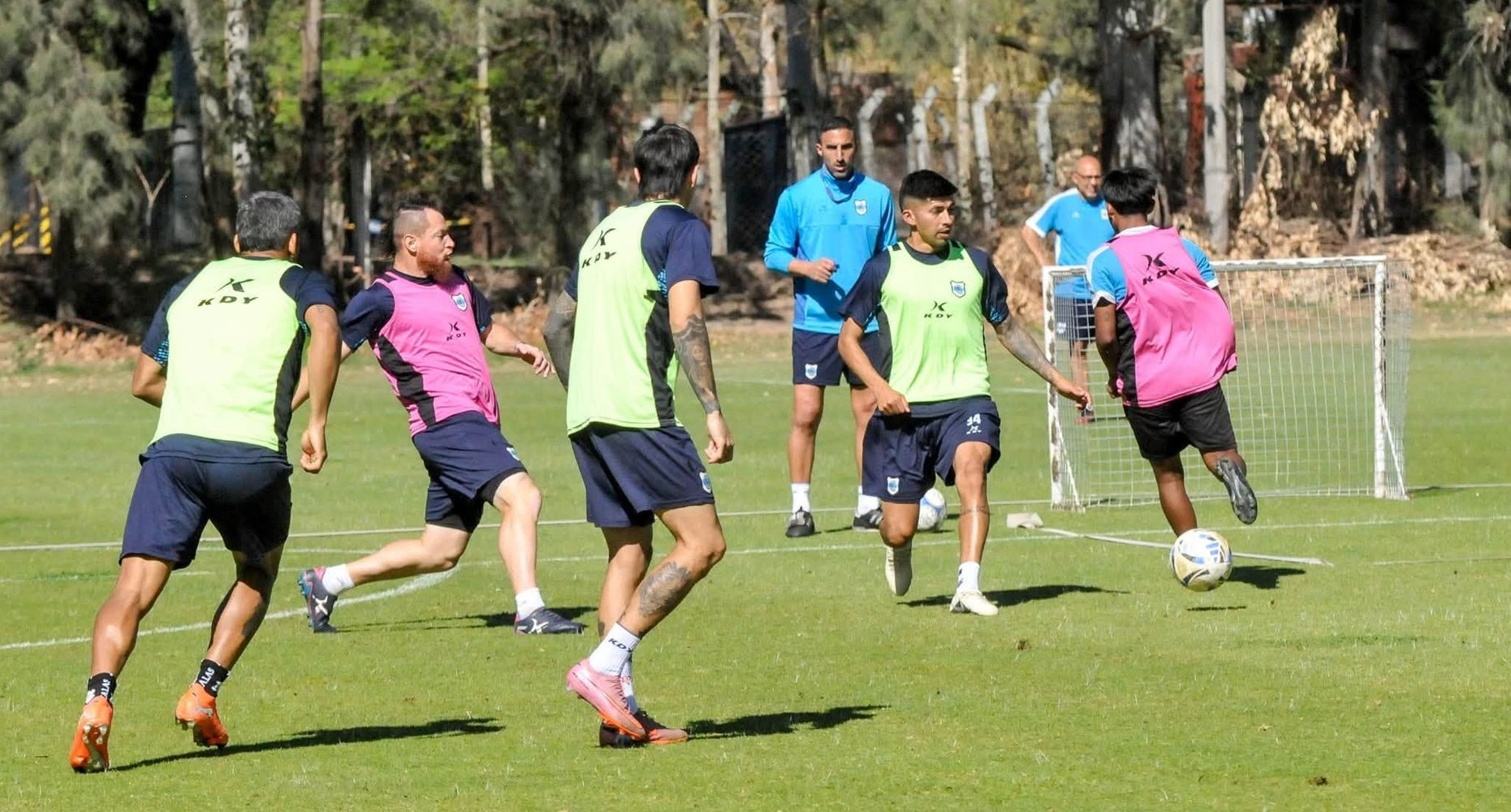 Faltan nueve fechas para el cierre de la fase regular de la Primera Nacional 2026 y la tabla de la Zona B ubica a Tristán Suárez como líder con 51 puntos, cinco por encima de Gimnasia de Jujuy y Temperley, que comparten el segundo puesto con 46 unidades.