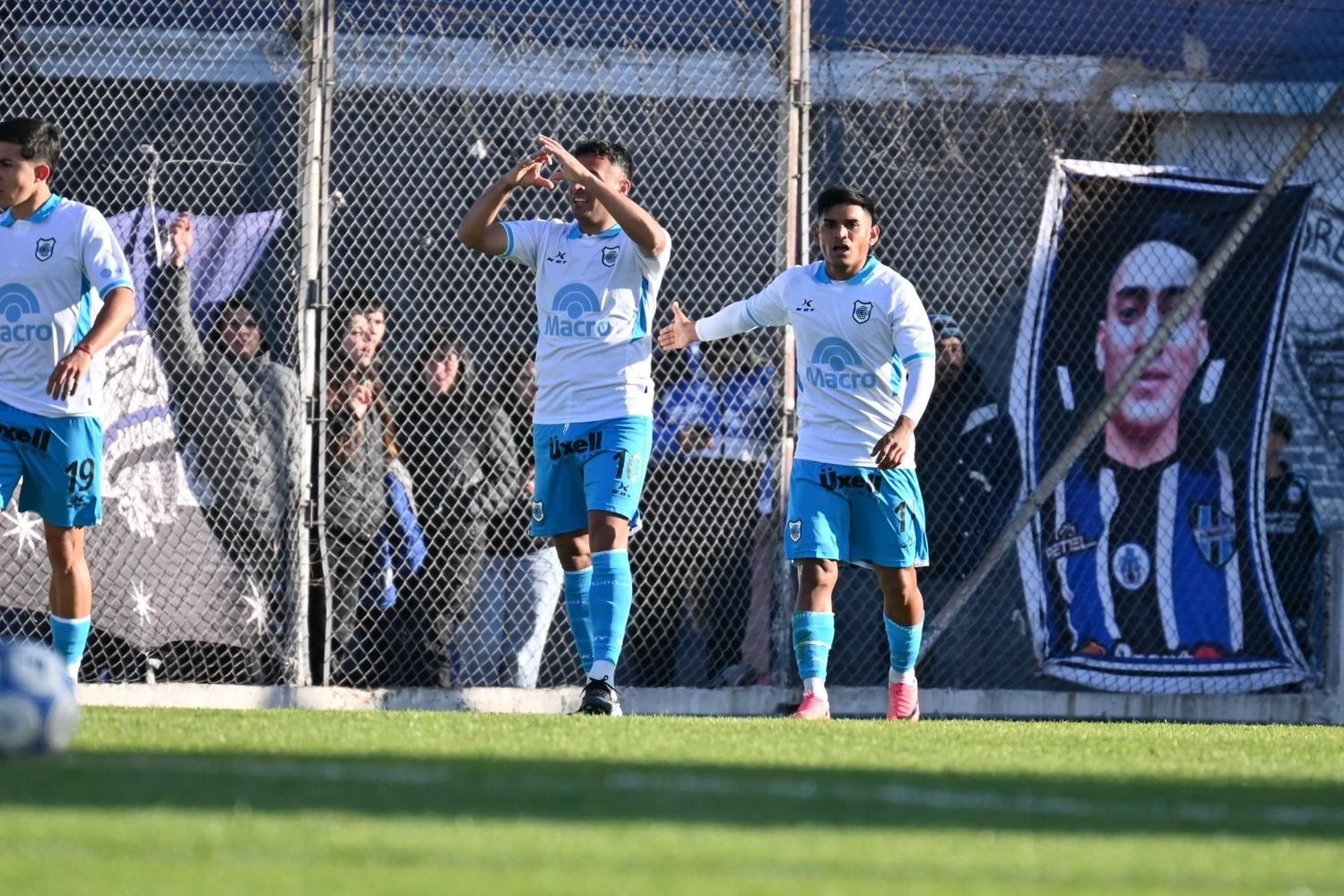 Francisco Molina selló la victoria albiceleste con una joya individual: el mediocampista hizo seguir de largo a su marca y desde fuera del área remató directo al ángulo para el 2 a 1 definitivo en Buenos Aires.