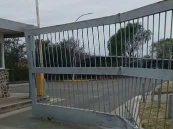 Un Audi sin patente chocó contra el portón de la redacción de La Voz del Interior: buscan al conductor