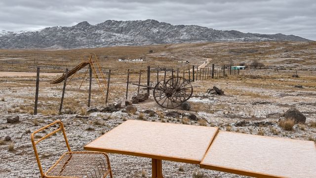 Los Gigantes amanecieron cubiertos de un manto blanco, de acuerdo a las imágenes que publicó el Hotel Municipal El Alto. 