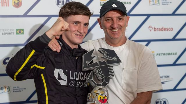 Fausto Arnaudo junto a su papá en la F4 Brasilera