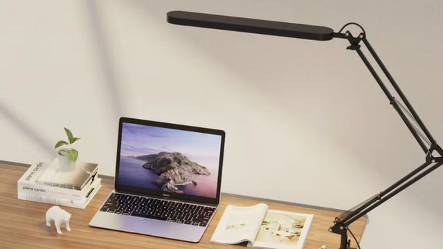 Así es la lámpara de escritorio que miles de usuarios están recomendando para estudiar o trabajar