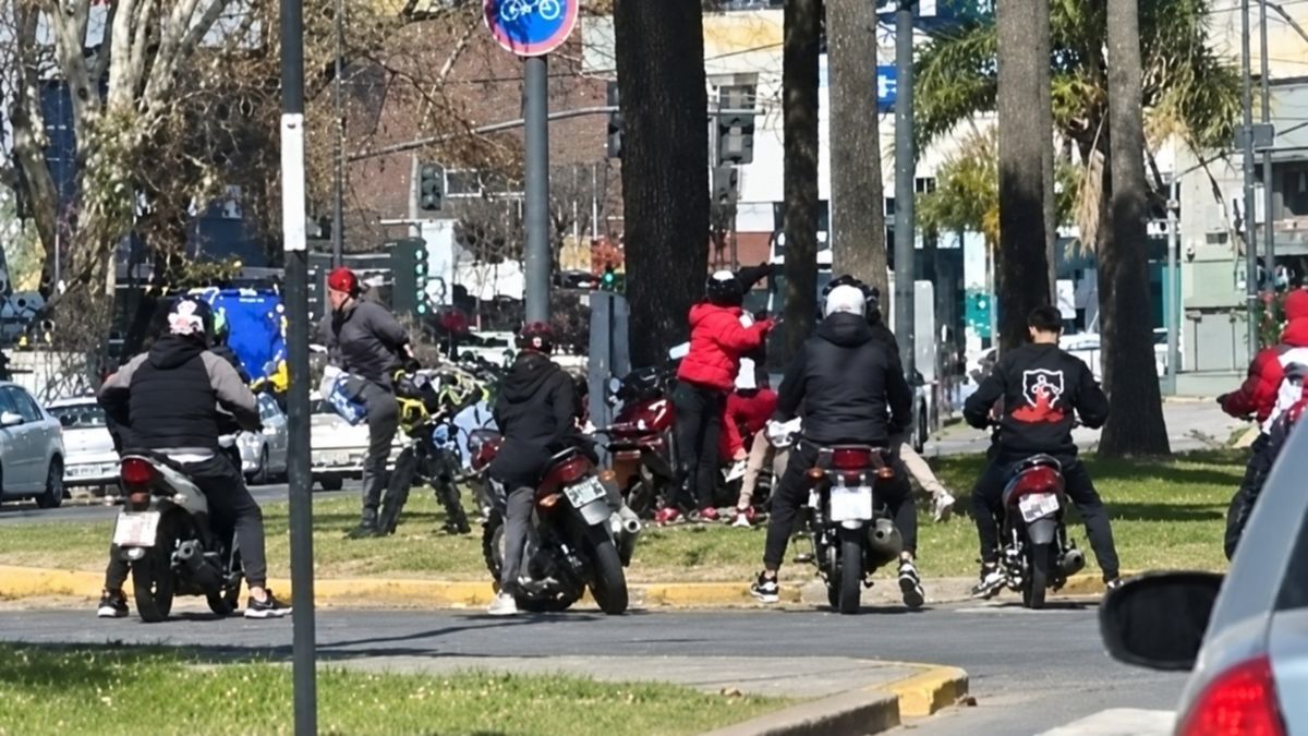Le robaron frente a su hijo antes del clásico rosarino y el video causó indignación: hay dos detenidos