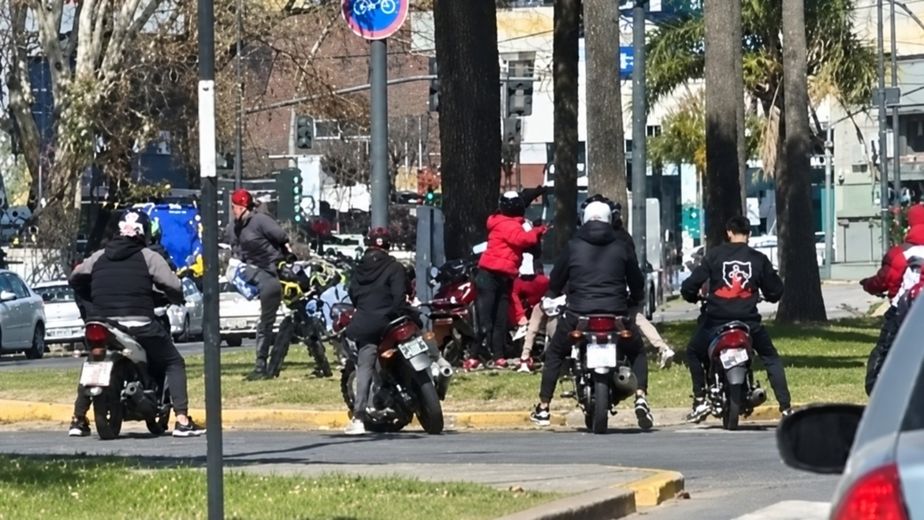 Le robaron frente a su hijo antes del clásico rosarino y el video causó indignación: hay dos detenidos