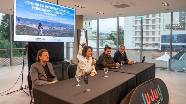 El presidente de la OMPT, Miguel Ledhesma; la periodista Lucía Sant, el ministro Federico Posadas y el secretario Diego Valdecantos, en la apertura del 18º Congreso Internacional de Periodismo Turístico, en Jujuy.