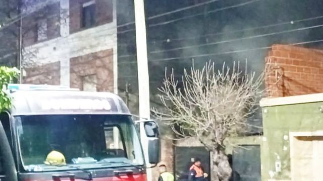 Peritos trabajan en la vivienda de calle Crisóstomo Álvarez al 1600 para reconstruir el hecho.
