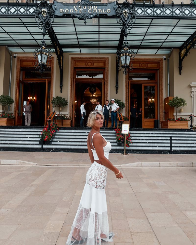 Desde Mónaco, Sara Sklate deslumbró con un look de encaje color blanco y se llevó todas las miradas