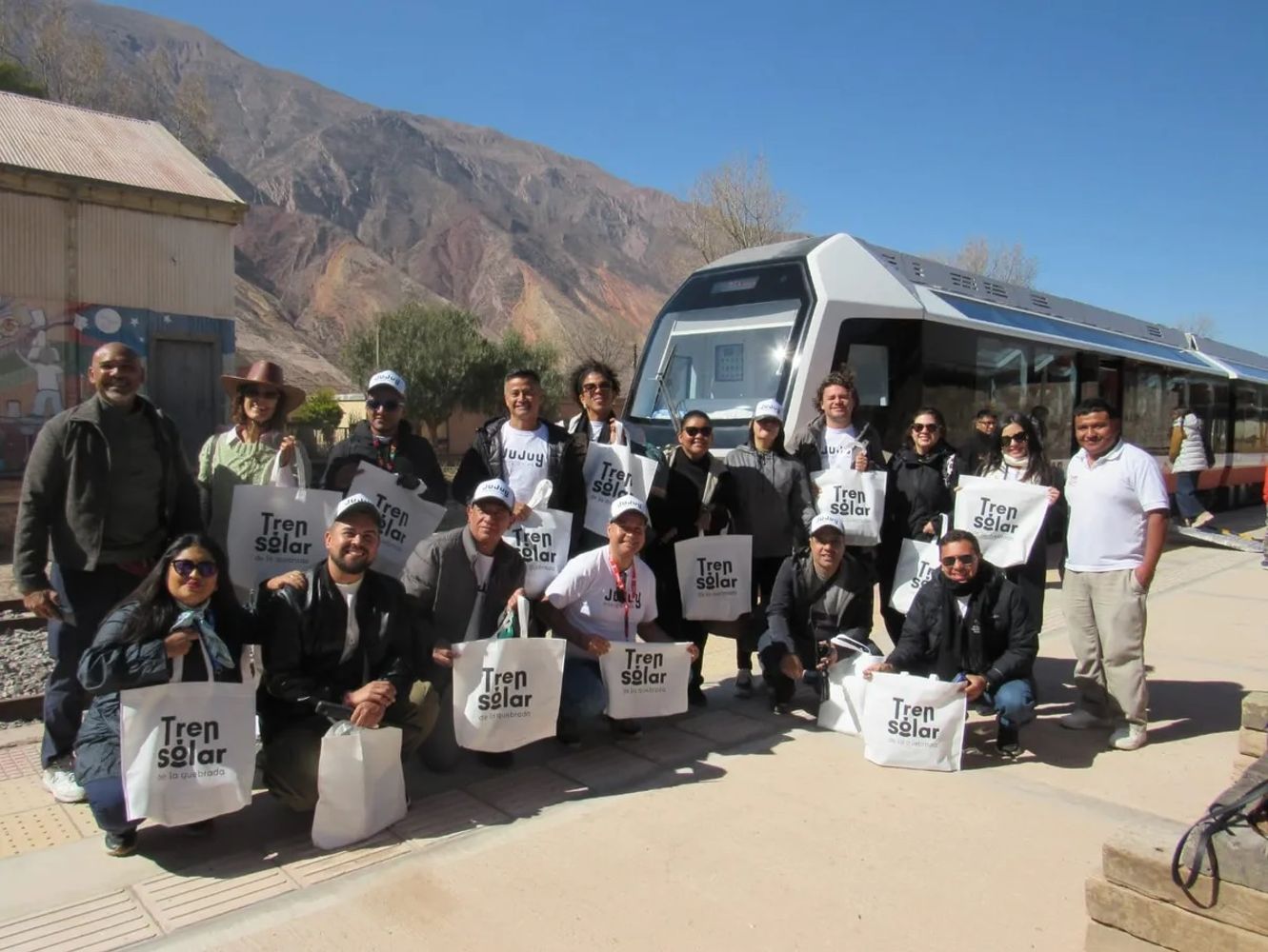 El Tren Solar de la Quebrada recibió elogios de periodistas especializados en turismo de toda Latinoamérica.