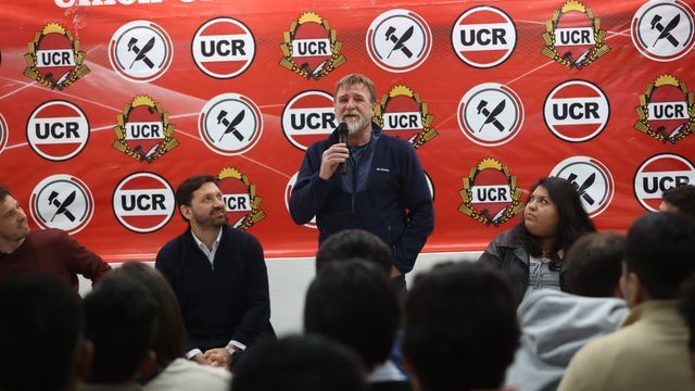 En su carácter de presidente del Comité Provincia de la UCR de Jujuy, Jorge Rizzotti (de pie) dio la bienvenida al diputado nacional platense por la Provincia de Buenos Aires, Pablo Juliano, quien fue el principal orador en la reunión.